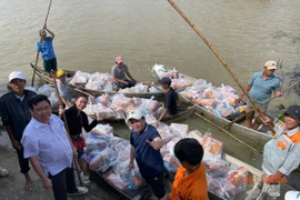 Tiếp sức Gia Lai sau lũ, hàng nghìn phần quà vượt nước sâu