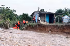 Lũ cuốn trôi đường bê tông, 13 hộ dân ở Lâm Đồng bị cô lập