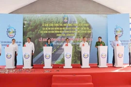 Lãnh đạo tỉnh Đồng Nai cùng các bán bộ sở, ngành, địa phương, chủ đầu tư thực hiện nghi thức khởi công Dự án Xây dựng đường ven sông Cái.