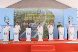 Lãnh đạo tỉnh Đồng Nai cùng các bán bộ sở, ngành, địa phương, chủ đầu tư thực hiện nghi thức khởi công Dự án Xây dựng đường ven sông Cái.