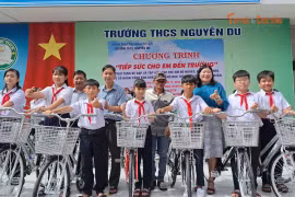 Học sinh nghèo ở Lâm Đồng ấm lòng với xe đạp mới trong ngày khai trường