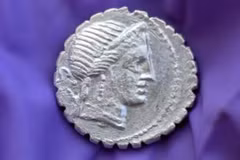 Sau trận mưa lớn, kho báu tiền cổ La Mã lộ diện