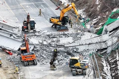 Sập cầu cao tốc đang thi công, 10 người thương vong