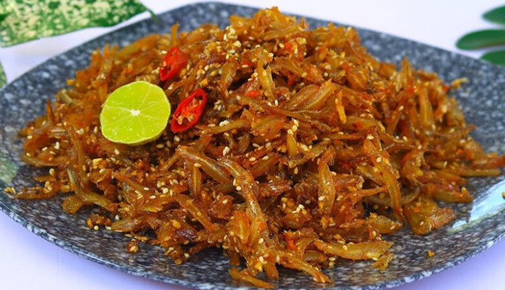 Ngoài ra, nhiều địa chỉ còn làm sẵn cá cơm rim, khách mua về có thể ăn được luôn. Ảnh: Facebook