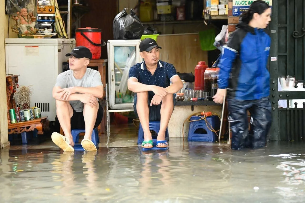 Người dân trong ngõ tại Hà Nội "oằn mình" chống ngập