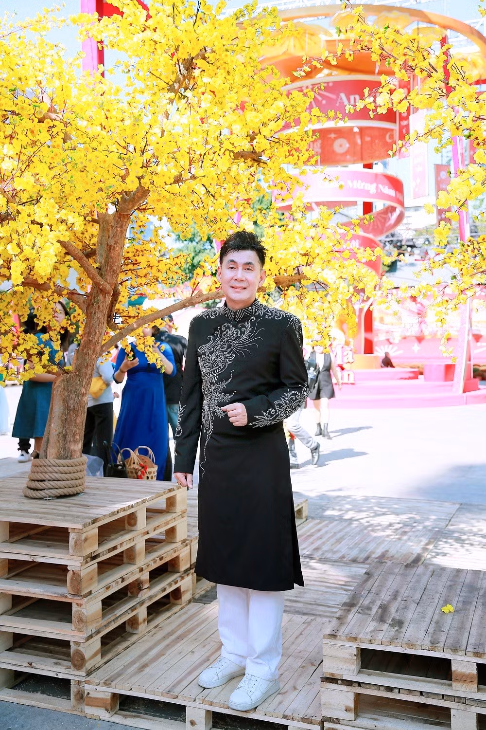 Nam ca sĩ chia sẻ, anh đã tham gia Lễ hội Tết Việt suốt 19 năm qua nên rất hào hứng xen lẫn xúc động. Nhà Văn hóa Thanh Niên cũng là sân khấu đầu tiên anh ra mắt khán giả khi đoạt giải nhất cuộc thi tiếng hát sinh viên toàn thành phố "Xuân hy vọng " năm 1995.