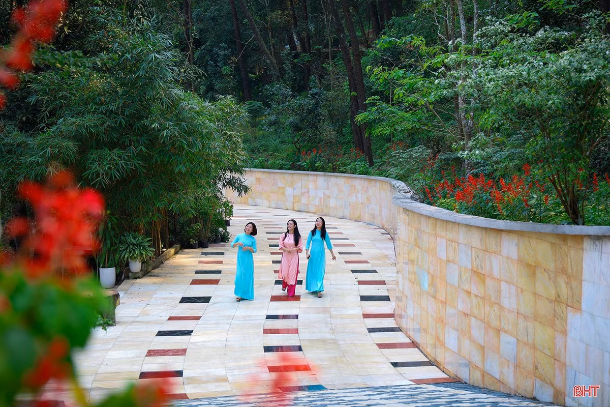 Quần thể kiến trúc chùa Hang là sự giao thoa tuyệt vời giữa bàn tay con người và tạo hóa thiên nhiên.