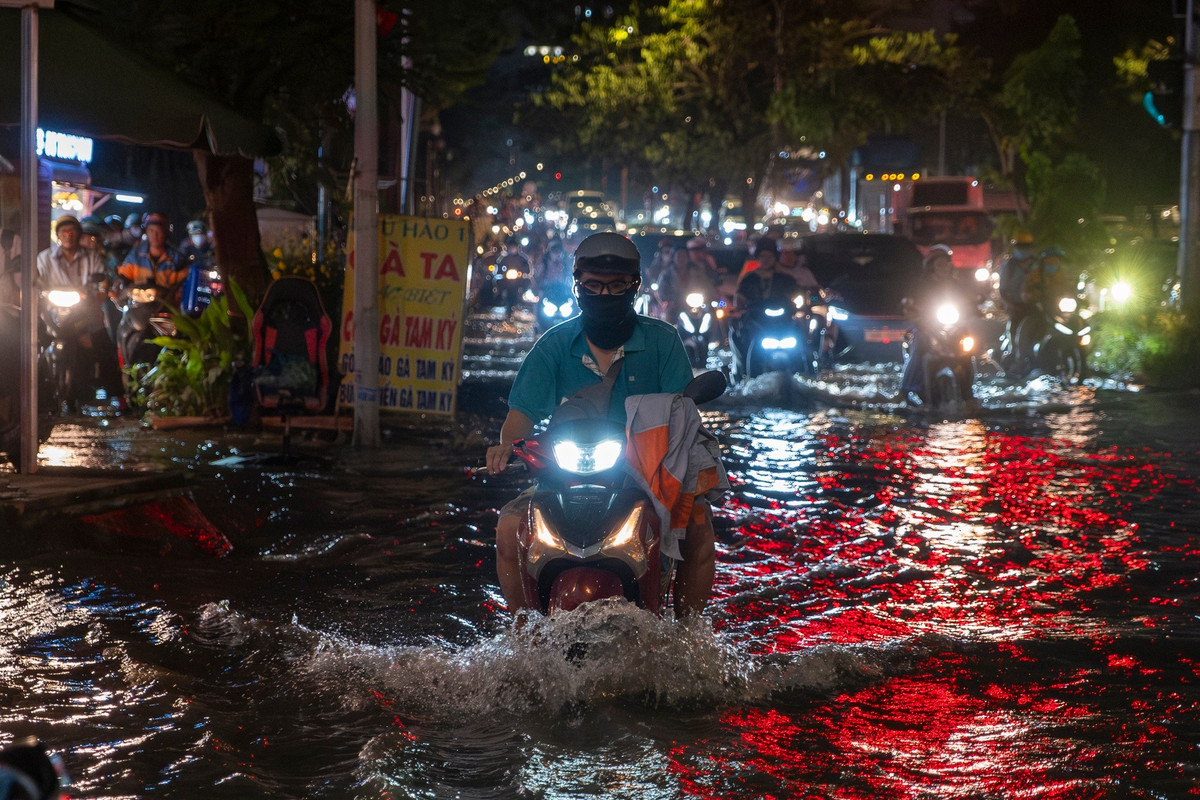 Triều cường cũng khiến kẹt xe kéo dài nhiều tiếng trên nhiều trục đường.