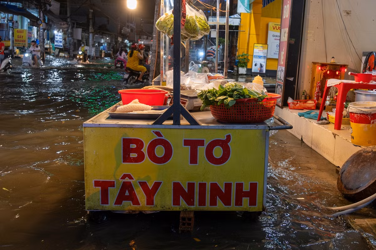 Nhiều cửa hàng trên đường Phạm Hữu Lầu cũng ngập nặng từ chiều. Người dân cho biết năm nay, mực nước cao hơn các năm trước, nước dâng nhanh khiến việc dọn hàng hóa gặp nhiều khó khăn.