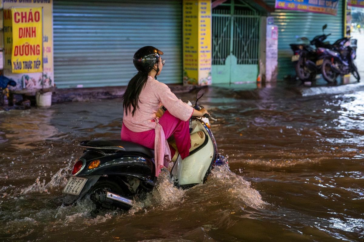 Đỉnh triều trong đợt này xuất hiện vào ngày 19-21/11 (nhằm ngày 30/9-2/10 âm lịch) và ở mức như sau: Tại trạm Phú An và trạm Nhà Bè mức 1,6-1,65 m (xấp xỉ hoặc trên báo động 3 khoảng 0,05 m); trạm Thủ Dầu Một lên mức 1,7-1,8 m (cao hơn báo động 3 từ 0,10 tới 0,20 m).