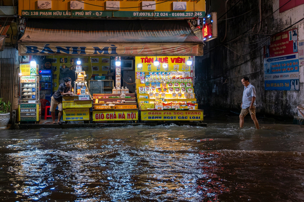 Đến khoảng 20h, tình hình ngập trên đường Phạm Hữu Lầu vẫn duy trì, chưa có dấu hiệu rút.