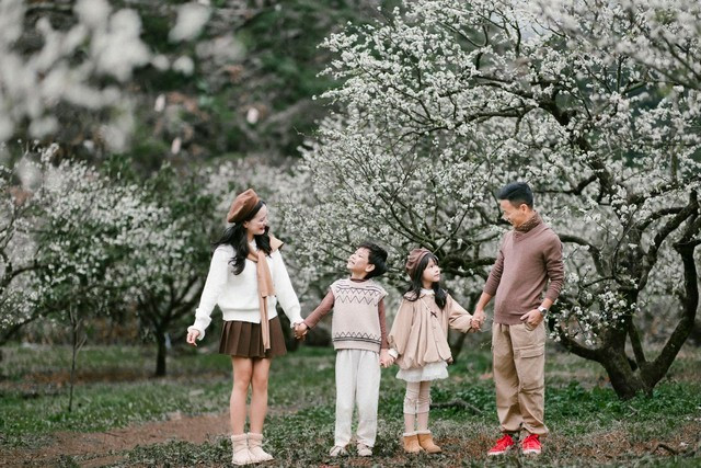 Nhiều nhóm gia đình cũng tranh thủ chụp những bức hình bên người thân giữa khung cảnh cao nguyên rực rỡ (Ảnh: Xuân Thăng).