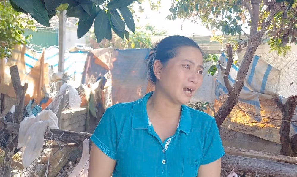 Vợ anh Thành khóc, nói sẽ hướng dẫn chồng làm đơn kháng cáo xin giảm nhẹ hình phạt.