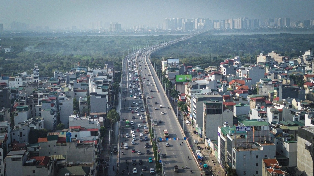 Ngay từ sáng sớm, lượng phương tiện đổ dồn về các trục đường chính như Vành đai 3, Giải Phóng hay khu vực cầu Chương Dương đã bắt đầu tăng nhanh. Đến khoảng 7h, dòng xe nối đuôi nhau di chuyển chậm hướng ra cửa ngõ, nhiều đoạn rơi vào tình trạng ùn ứ cục bộ.