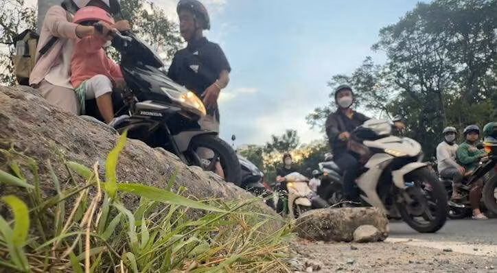 Nhiều phụ nữ chở theo con nhỏ phải cầu cứu, nhờ sự trợ giúp của người đi đường khi cố leo lề và không thể xuống được do lối thoát bị chặn.