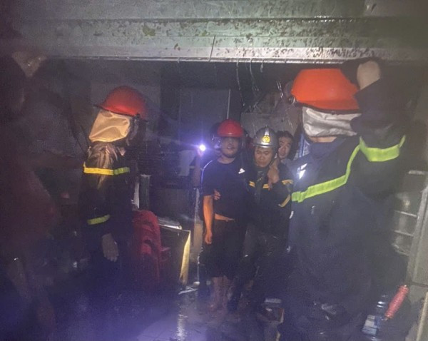 Xuyên đêm, xuyên tâm bão, lực lượng Cảnh sát PCCC &amp; CNCH có mặt tại hiện trường tổ chức giải cứu các nạn nhân bị mắc kẹt.