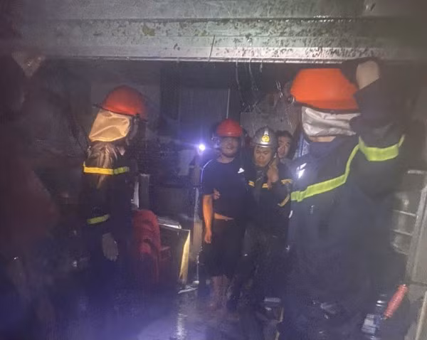 Xuyên đêm, xuyên tâm bão, lực lượng Cảnh sát PCCC &amp; CNCH có mặt tại hiện trường tổ chức giải cứu các nạn nhân bị mắc kẹt.