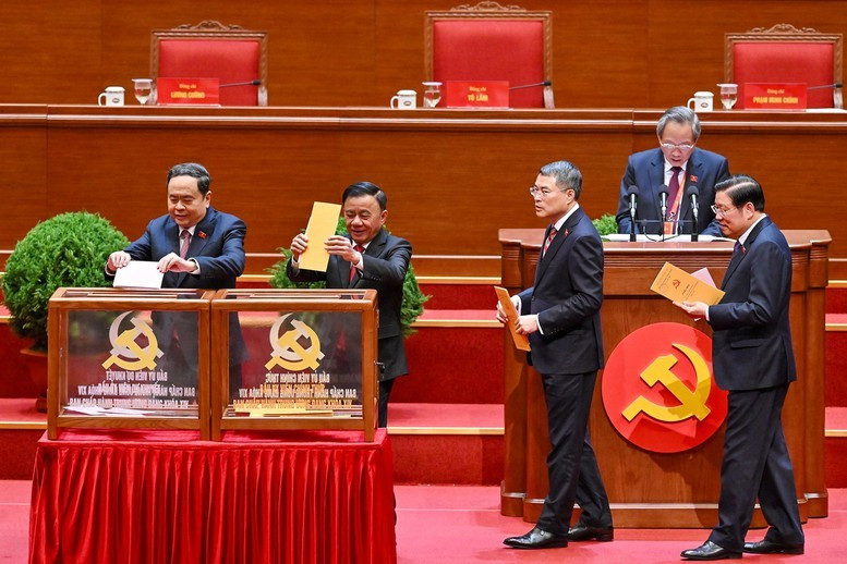 Chủ tịch Quốc hội Trần Thanh Mẫn và các đồng chí lãnh đạo Đảng, Nhà nước bỏ phiếu bầu Ban Chấp hành Trung ương Đảng khóa XIV