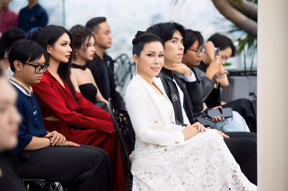 Bộ trang phục được nhà thiết kế Nguyễn Hà Nhật Huy đo ni đóng giày riêng cho Hằng Nguyễn. Anh cũng là người định hình và xây dựng phong cách thời trang cho nàng hậu.