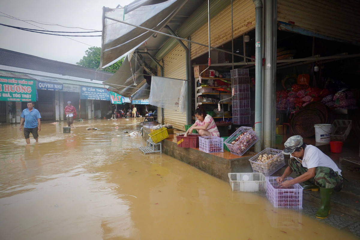 Trong khi đó, tại khu vực chợ Đông Ba (ngôi chợ lâu đời bậc nhất xứ Huế), tiểu thương hoạt động trở lại sau hai ngày nghỉ bán vì ngập sâu. Ảnh: Quốc Anh.