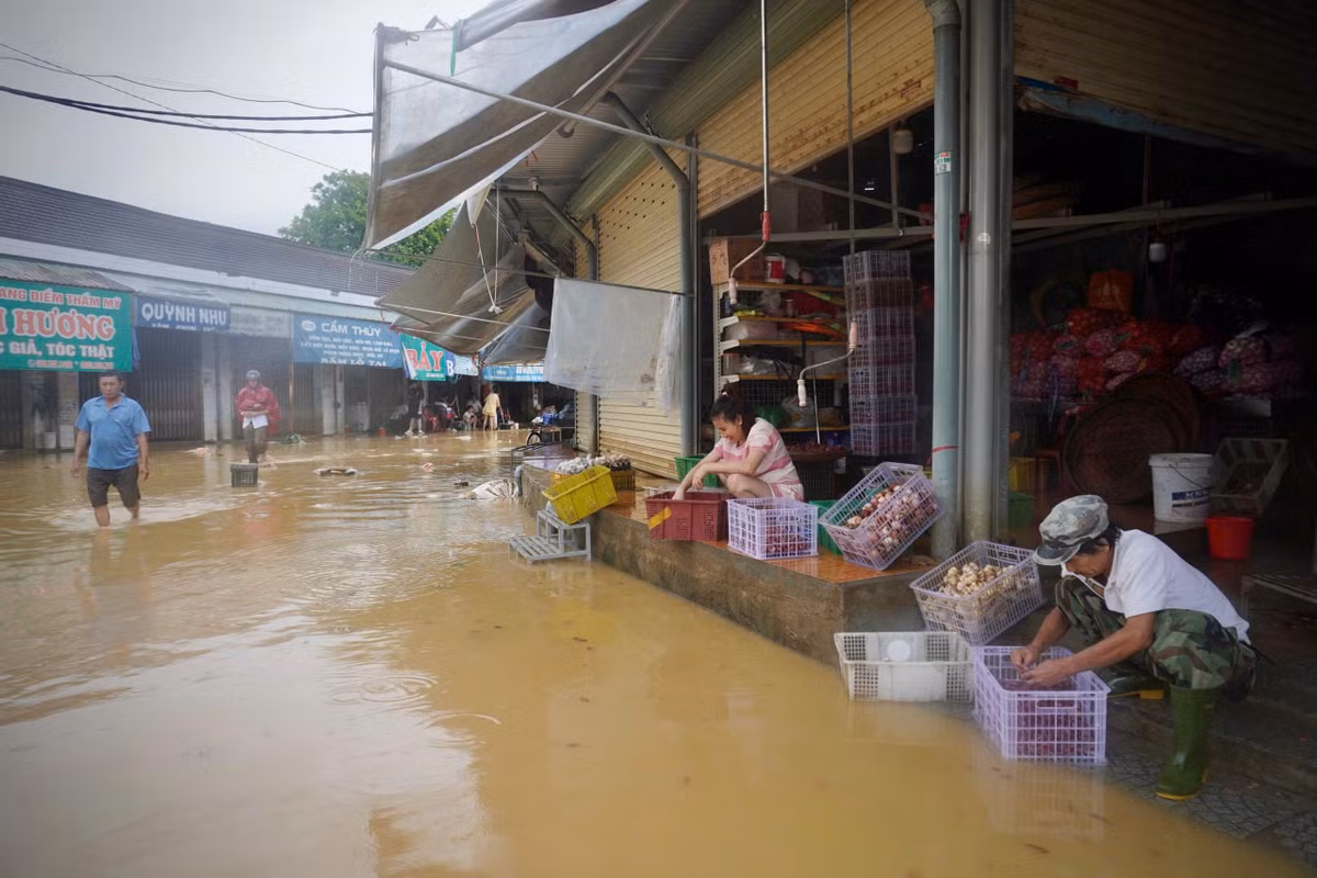 Trong khi đó, tại khu vực chợ Đông Ba (ngôi chợ lâu đời bậc nhất xứ Huế), tiểu thương hoạt động trở lại sau hai ngày nghỉ bán vì ngập sâu. Ảnh: Quốc Anh.
