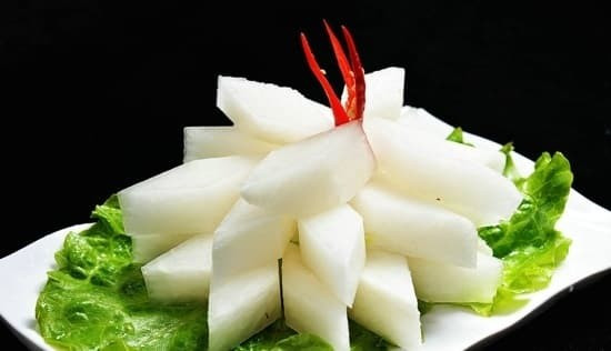 Khi chế biến đơn giản như luộc, hấp hoặc nấu canh thanh đạm, củ cải vừa hỗ trợ kiểm soát cân nặng, vừa cung cấp vitamin C, kali và một số khoáng chất thiết yếu. Ảnh minh họa