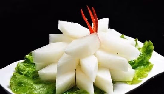 Khi chế biến đơn giản như luộc, hấp hoặc nấu canh thanh đạm, củ cải vừa hỗ trợ kiểm soát cân nặng, vừa cung cấp vitamin C, kali và một số khoáng chất thiết yếu. Ảnh minh họa