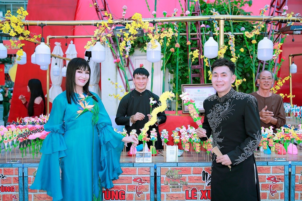 View - Dàn nghệ sĩ diện áo dài đón xuân sớm tại Lễ hội Tết Việt | Báo Tri thức và Cuộc sống - TIN TỨC PHỔ BIẾN KIẾN THỨC 24H