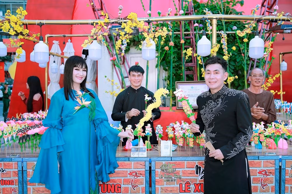 Diễn viên Hiền Mai chụp ảnh cùng ca sĩ Đoan Trường.