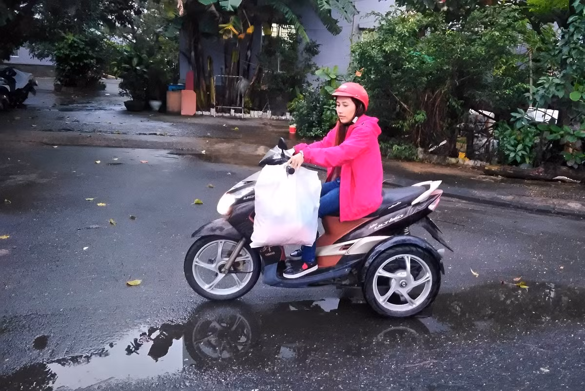 Ngoài giờ làm trên công ty, chị còn bán hàng online, chạy xe 3 bánh đi giao hàng.