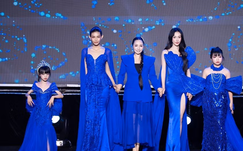 Cùng với bộ sưu tập áo dài Nhật Bình, NTK Châu Loan cũng gây chú ý với bộ sưu tập “Đại dương xanh” trong khuôn khổ sự kiện "Lễ hội du lịch Hà Nội năm 2025".