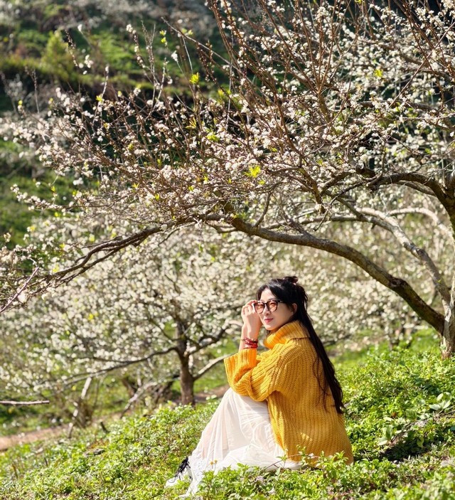Bà Bùi Thị Thoa lưu lại khoảnh khắc giữa vườn mận Nà Ka, Mộc Châu (Ảnh: NVCC).