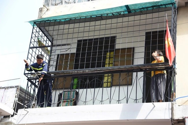 Một &quot;chuồng cọp&quot; bít bùng nay được mở lối thoát nạn.