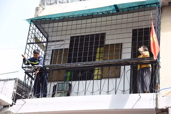 Một "chuồng cọp" bít bùng nay được mở lối thoát nạn.