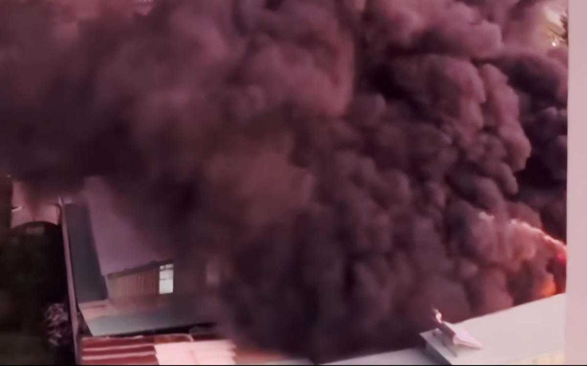 Cột khói đen bao trùm khu vực. Ảnh: CTV