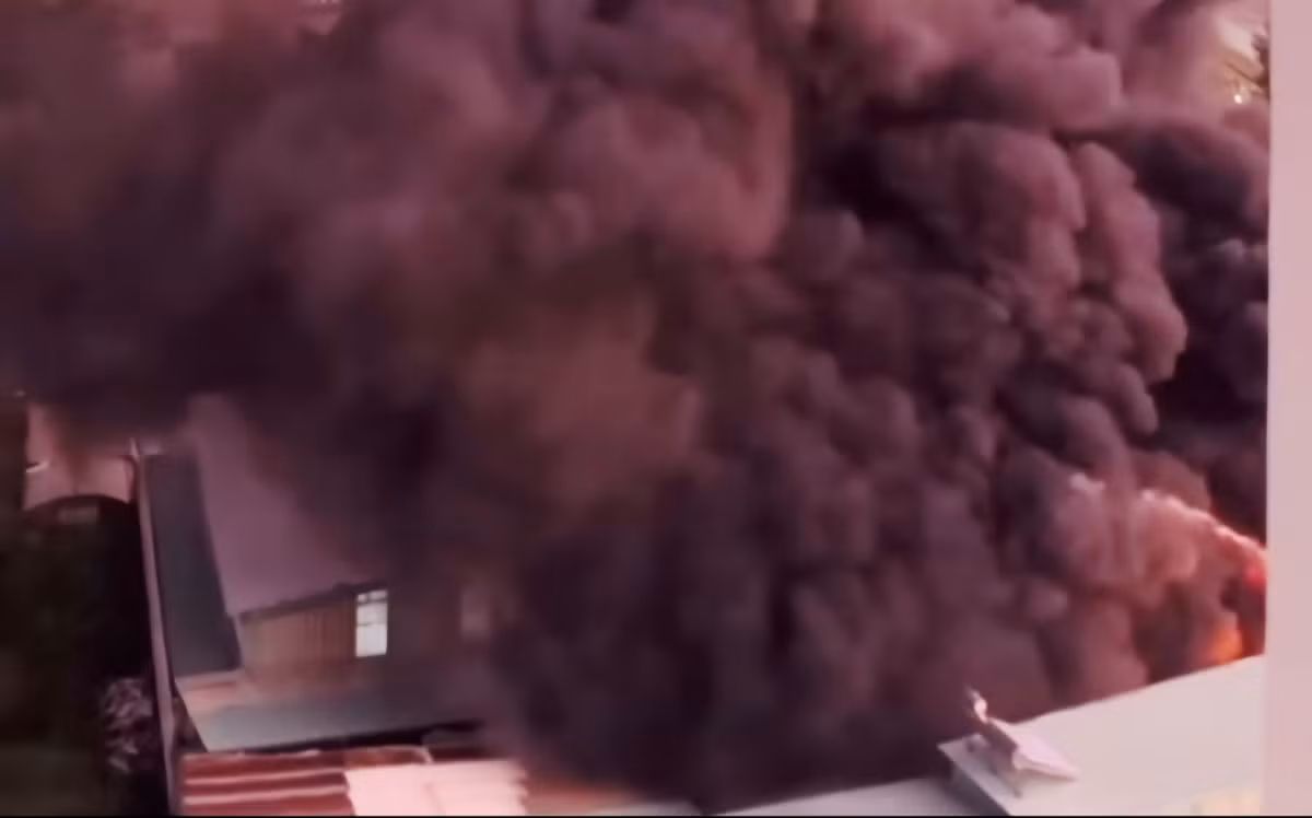 Cột khói đen bao trùm khu vực. Ảnh: CTV