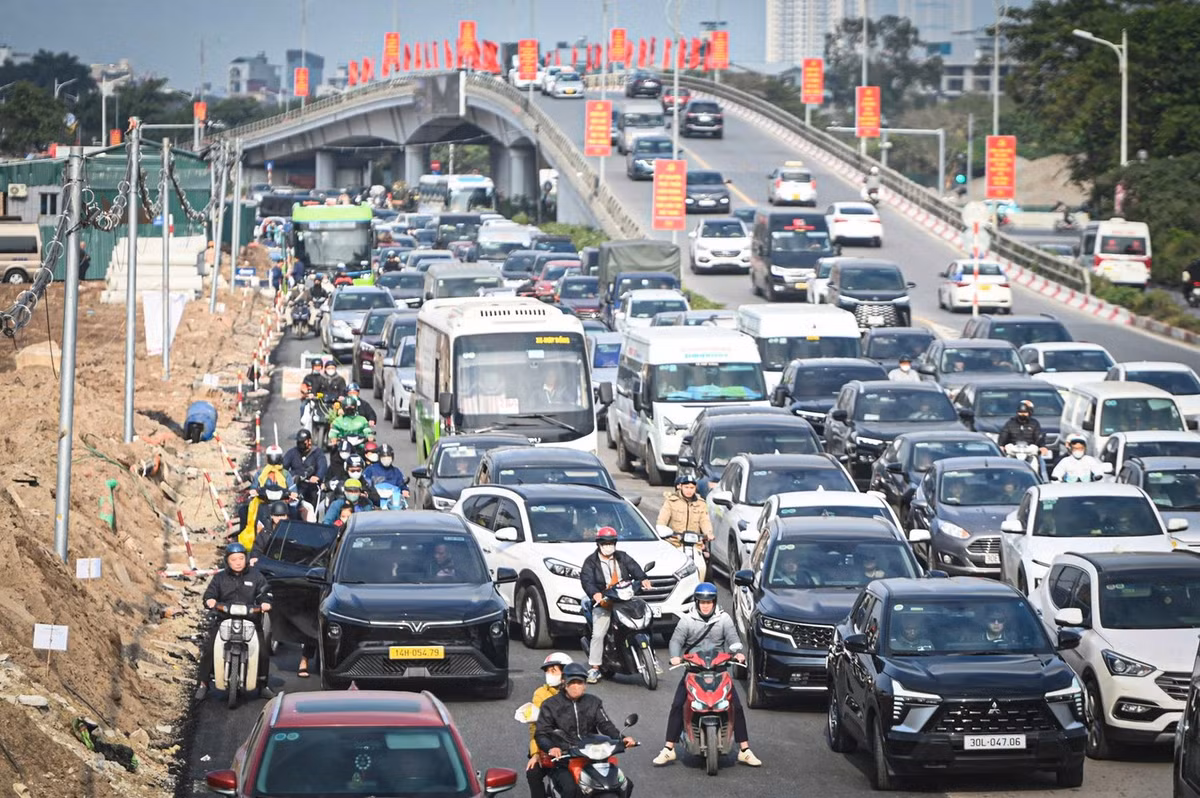 Là trục huyết mạch nhưng đường Cổ Linh với mặt cắt nhỏ lại trở thành điểm thắt cổ chai, thường xuyên ùn tắc kéo dài trong cao điểm dịp Tết này.