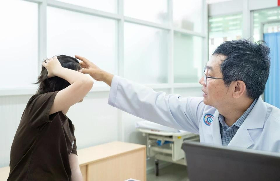 Người thân bệnh nhân cho biết suốt 2 năm qua, L. thường xuyên bị đau đầu và choáng váng.