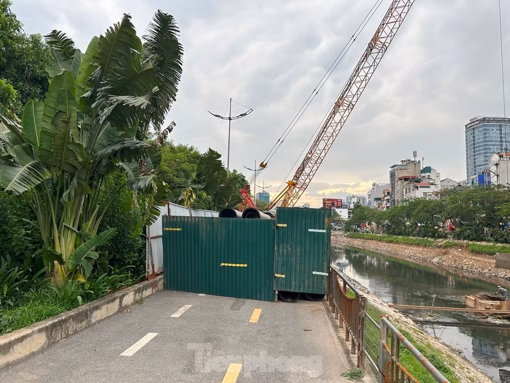 Dự án xử lý nước thải Yên Xá do Ban QLDA đầu tư công trình hạ tầng kỹ thuật và nông nghiệp thành phố Hà Nội (Ban Hạ tầng và Nông Nghiệp) làm chủ đầu tư, có tiến độ hoàn thành năm 2021 nhưng đến nay một số hạng mục tại đây vẫn rào đường thi công. Ảnh chụp ngày 9/6: Công trường dự án vẫn đang phong tỏa.