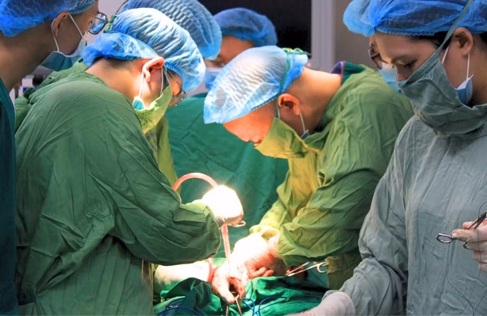 Ê-kíp thực hiện ca mổ kép cho thai phụ. Ảnh: BVCC.
