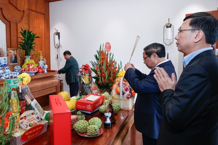 Thủ tướng Chính phủ Phạm Minh Chính thăm, chúc Tết gia đình và dâng hương cố Tổng Bí thư Nguyễn Phú Trọng. Ảnh: Nhật Bắc