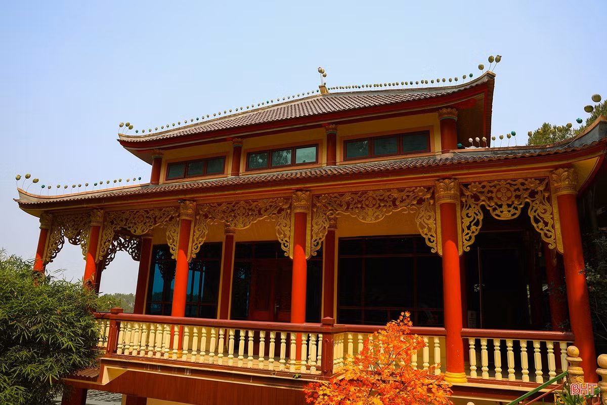 Chùa Hang mang những nét kiến trúc khác biệt so với những ngôi chùa cổ trên địa bàn. Đó là sự kết hợp giữa phong cách cổ điển và hiện đại. Mỗi một chi tiết thiết kế đều đậm phong cách Phật giáo, hòa cùng thiên nhiên.