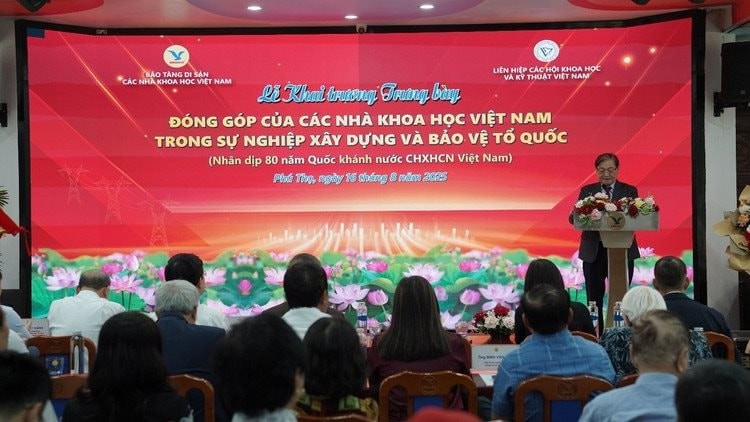 TSKH. Phan Xuân Dũng, Chủ tịch Liên hiệp các Hội KH&amp;KT Việt Nam phát biểu tại buổi Lễ.