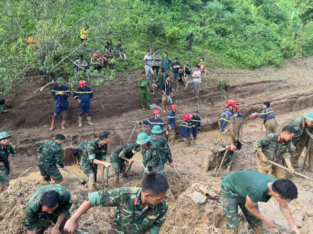 Lực lượng chức năng đang tích cực tìm kiếm các nạn nhân còn lại.