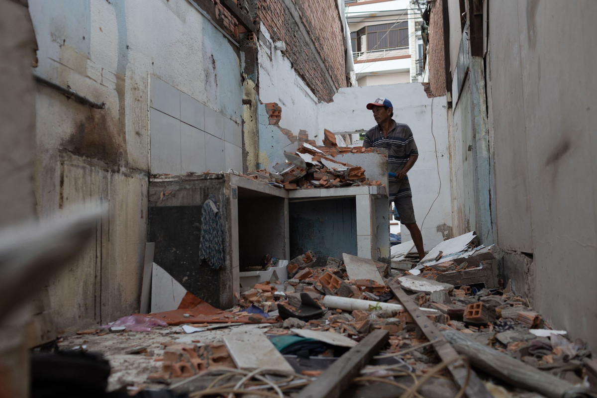 Bên bờ kênh Đôi, dọc theo đường Nguyễn Duy, nhiều căn nhà đã được tháo dỡ để bàn giao mặt bằng cho dự án di dời nhà ven kênh, rạch.