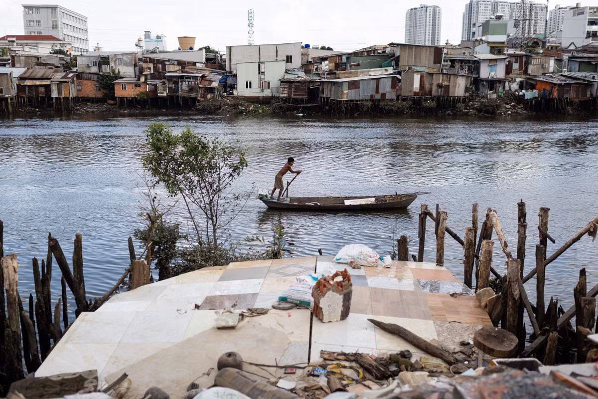 Nhiều người dân đang háo hức chờ đợi, cũng không ít người dân cảm thấy bất an, lo lắng về sinh kế trong lúc chờ di dời.