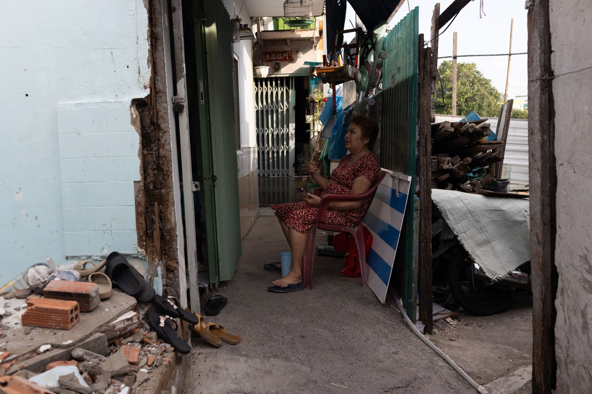 Gia đình bà Nguyễn Thị Liễu (60 tuổi) "sống tạm" trong căn nhà rộng 18 m2 cho hơn 8 người. Xung quanh bà là các căn nhà đã được phá dỡ. Do vướng mắc giấy tờ, nhà bà Liễu chưa thể di dời được. Bà Liễu gọi tình thế hiện tại là "không thể sửa chữa mà cũng không thể rời đi".