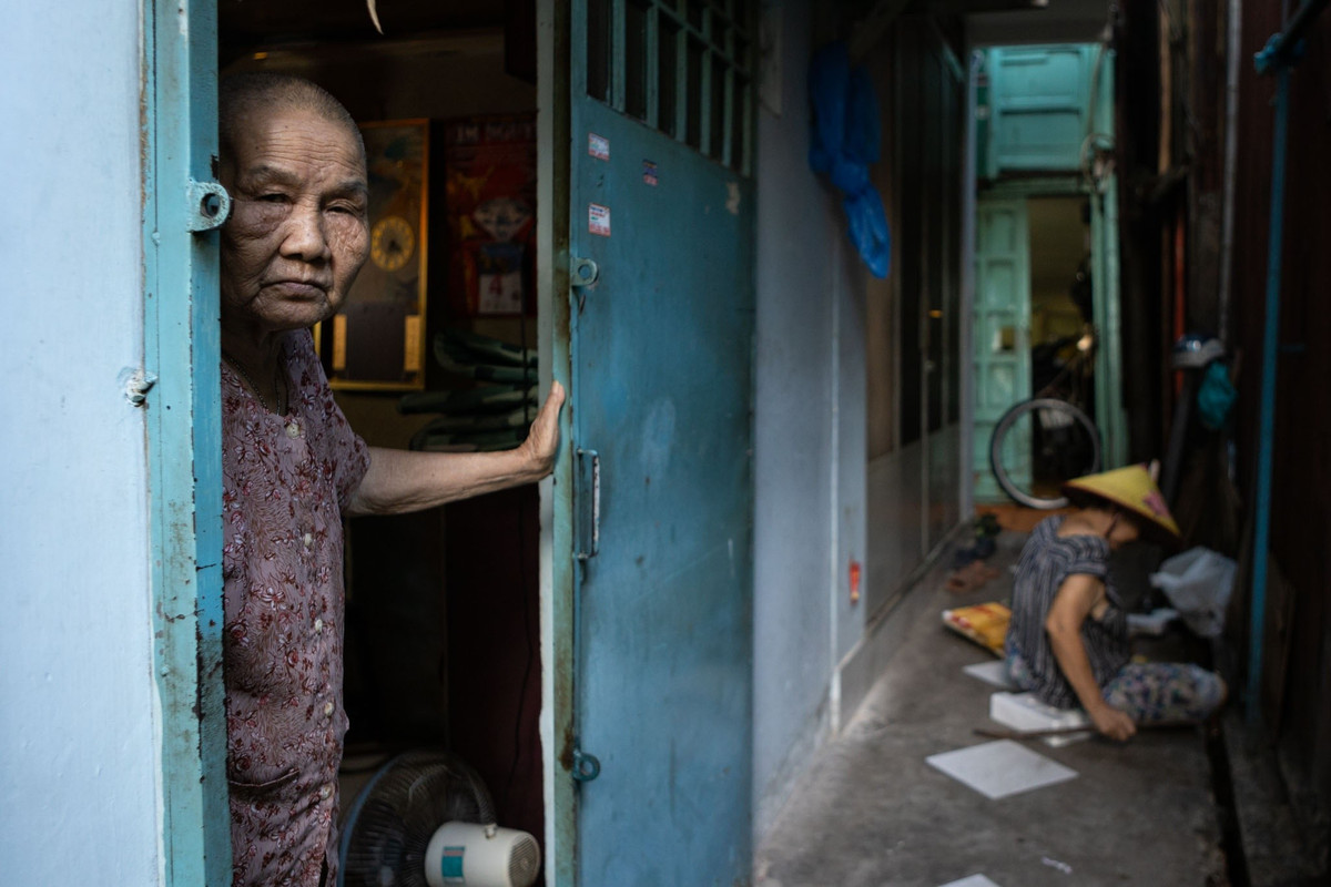 Có hai nỗi lo lớn thường trực trong người dân ven kênh, rạch quanh năm. Mùa mưa khiến những cây trụ nhà bằng sắt, gỗ dễ bị mục mòn. Trong khi mùa nắng nóng, họ sống chung với tình trạng ô nhiễm, mùi hôi thối bốc lên nồng nặc.