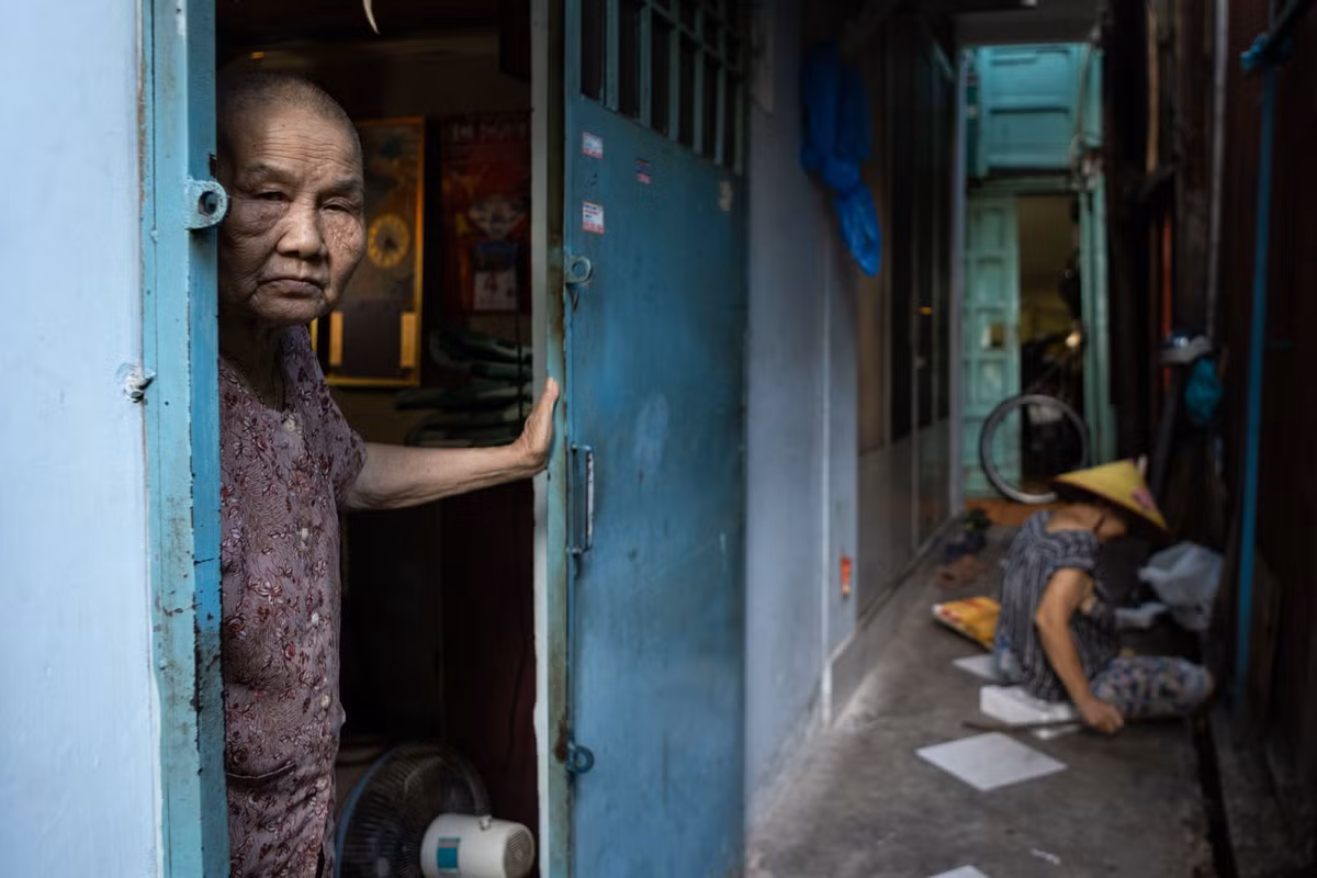Có hai nỗi lo lớn thường trực trong người dân ven kênh, rạch quanh năm. Mùa mưa khiến những cây trụ nhà bằng sắt, gỗ dễ bị mục mòn. Trong khi mùa nắng nóng, họ sống chung với tình trạng ô nhiễm, mùi hôi thối bốc lên nồng nặc.