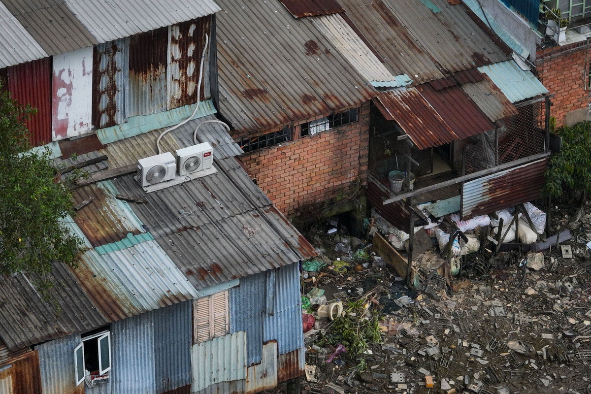 Nhiều chất thải sinh hoạt được xả thẳng xuống ven kênh Đôi khiến khu vực này trở nên ô nhiễm. Ảnh: Duy Hiệu.
